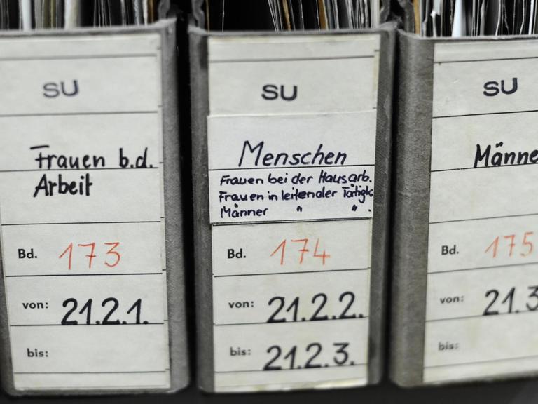 Archiv-Stehsammler in einem Regal in einem Fotoarchiv