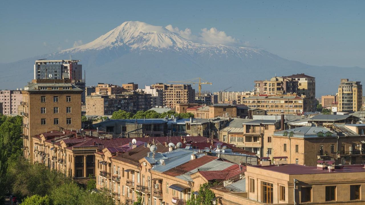 Blick auf den Ararat von der armenischen Hauptstadt Jerewan. Blick auf den Ararat von der armenischen Hauptstadt Jerewan.