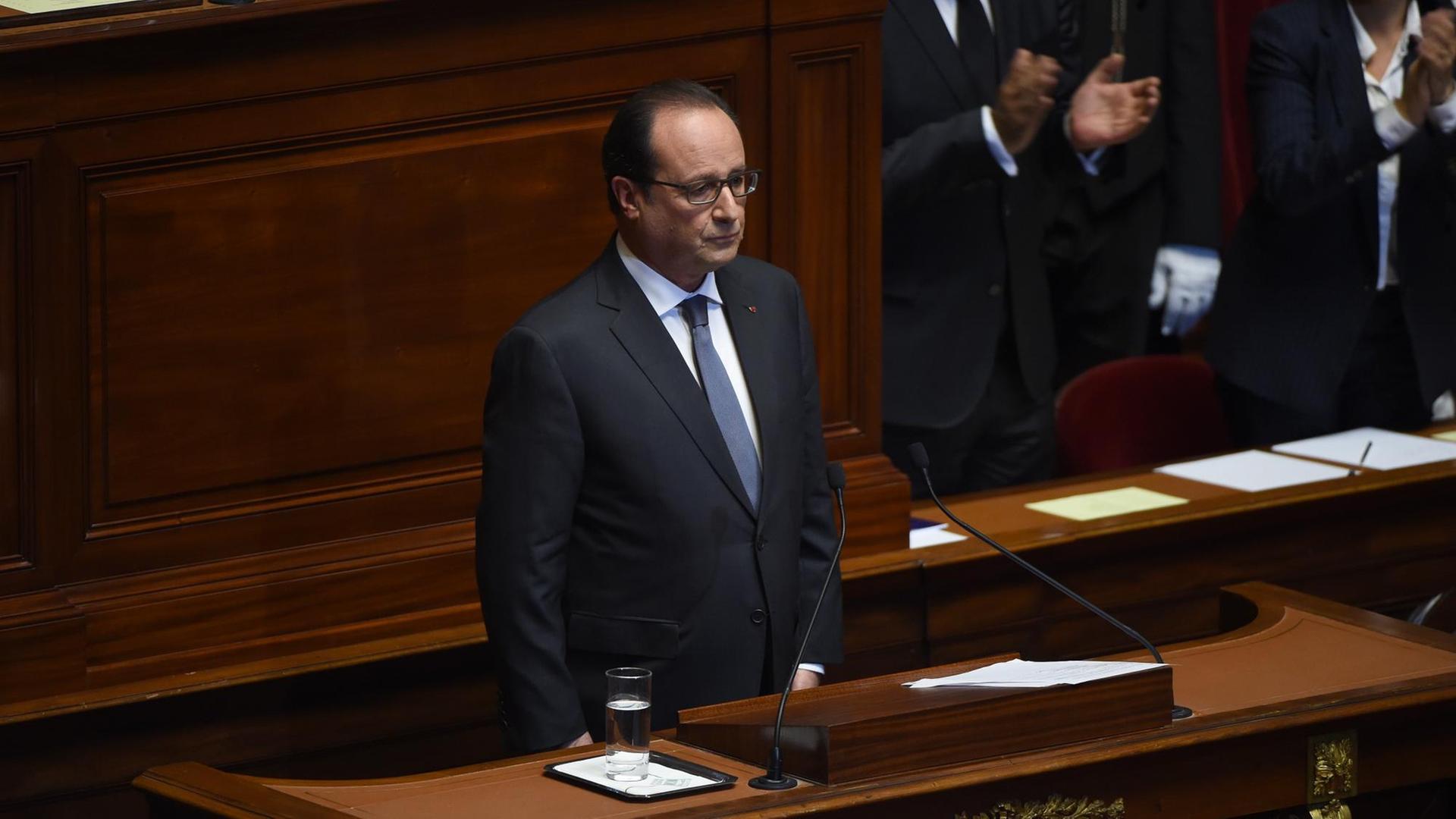 François Hollande am Rednerpult im Schloss von Versailles François Hollande am Rednerpult im Schloss von Versailles