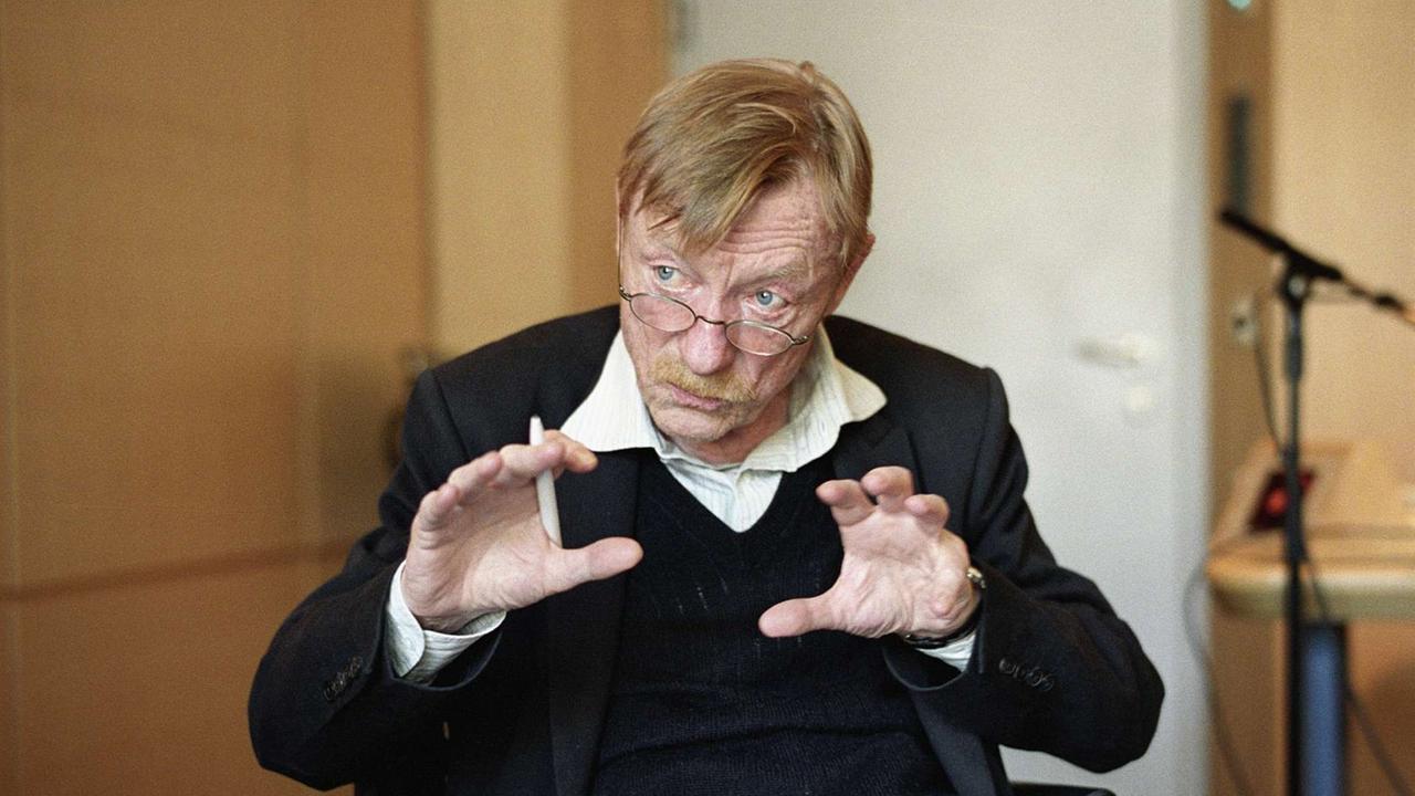 Der Schauspieler Otto Sander während einer Hörspielaufnahme im Studio. Der Schauspieler Otto Sander während einer Hörspielaufnahme im Studio.