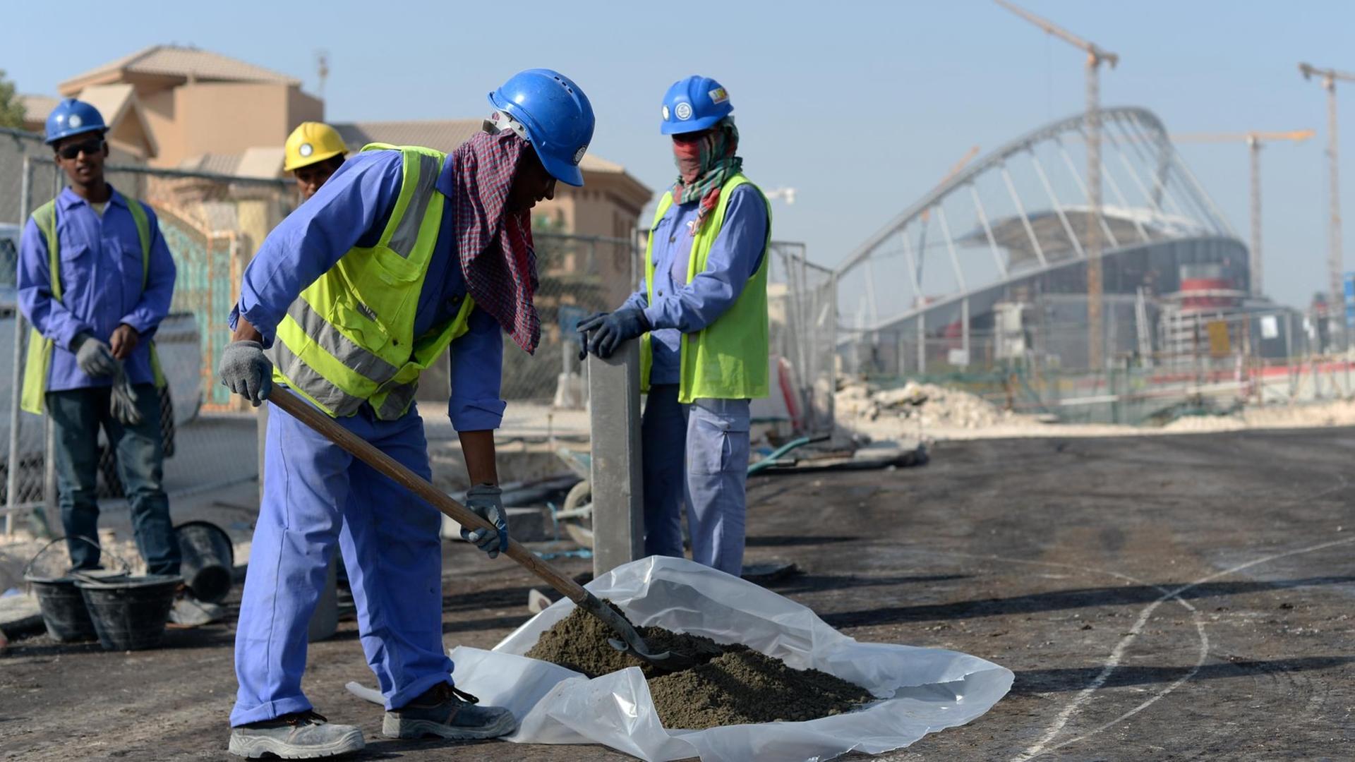 Gastarbeiter aus Indien und Bangladesch arbieten vor dem Khalifa-Stadion in Doha, Katar. Im Vorfeld der WM 2022 in dem Golfstaat gibt es immer wieder Berichte über die Ausbeutung von Migranten auf den Stadion-Baustellen Gastarbeiter aus Indien und Bangladesch arbieten vor dem Khalifa-Stadion in Doha, Katar. Im Vorfeld der WM 2022 in dem Golfstaat gibt es immer wieder Berichte über die Ausbeutung von Migranten auf den Stadion-Baustellen