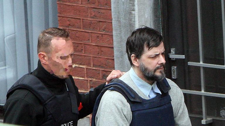Marc Dutroux bei einer Besichtigung seines Hauses. Marc Dutroux bei einer Besichtigung seines Hauses.