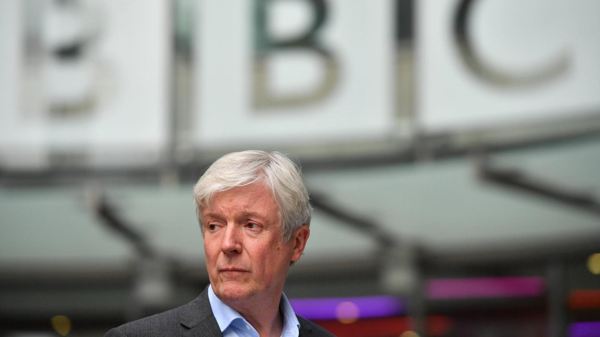 Tony Hall vor einem BBC-Schriftzug Tony Hall vor einem BBC-Schriftzug