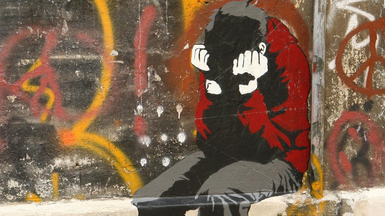 Ein Motiv des Street-Art-Künstlers "Alias" - Ein Junge, der die Hände vor das Gesicht schlägt - in Berlin-Mitte Ein Motiv des Street-Art-Künstlers "Alias" - Ein Junge, der die Hände vor das Gesicht schlägt - in Berlin-Mitte