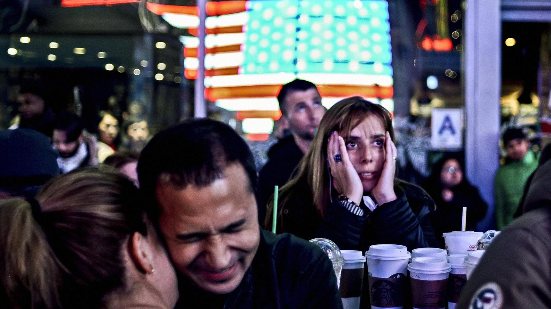 Reaktionen der Unterstützer von Präsidentschaftskandidatin Hillary Clinton am 9. November 2016 am Times Square, NYC, USA Reaktionen der Unterstützer von Präsidentschaftskandidatin Hillary Clinton am 9. November 2016 am Times Square, NYC, USA