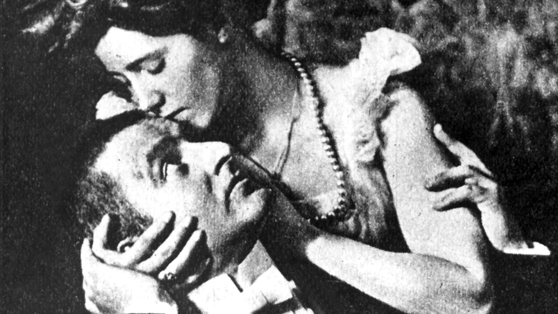 Schwarzweißaufnahme von Frank Wedekind in den Armen seiner Frau Tilly Schwarzweißaufnahme von Frank Wedekind in den Armen seiner Frau Tilly