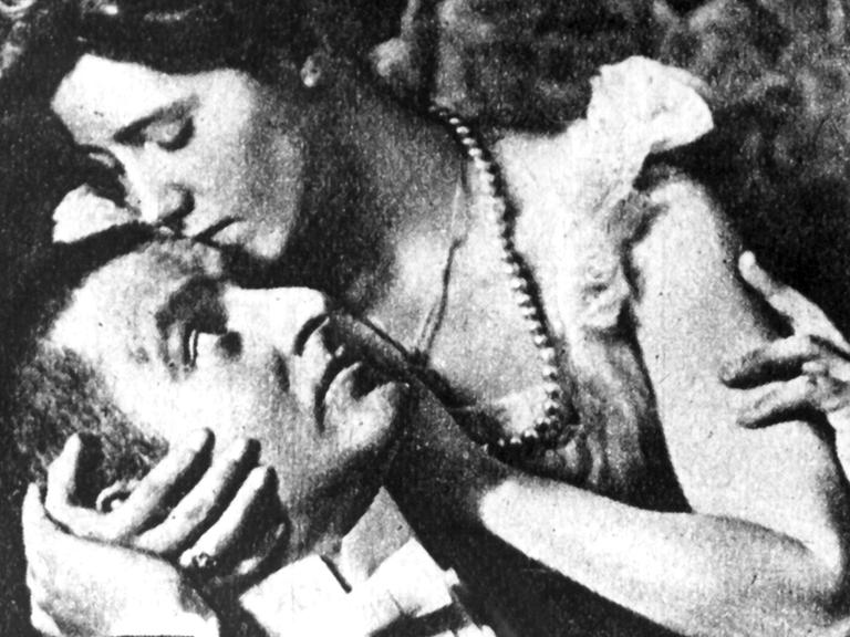 Der Dramatiker Frank Wedekind mit seiner Frau Tilly in einer Szene des Stücks "Der Erdgeist" an den Berliner Kammerspielen im Jahr 1913.
