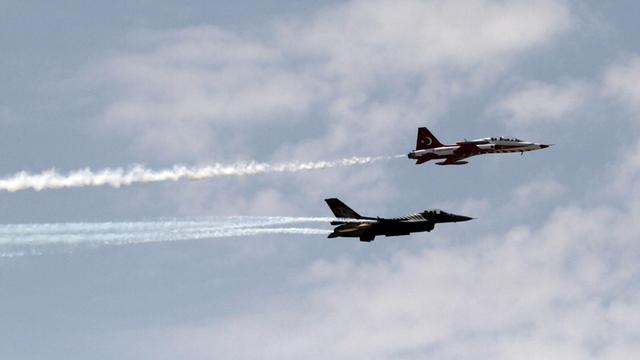 Türkische Kampfjets während einer Parade zum 40. Jahrestag der Invasion Zyperns am 20. Juli 2014