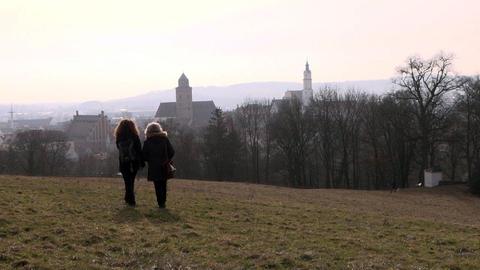Zwei Schwestern stehen auf einer Anhöhe mit Blick auf die Stadt Donauwörth und das Kloster Heilig Kreuz.