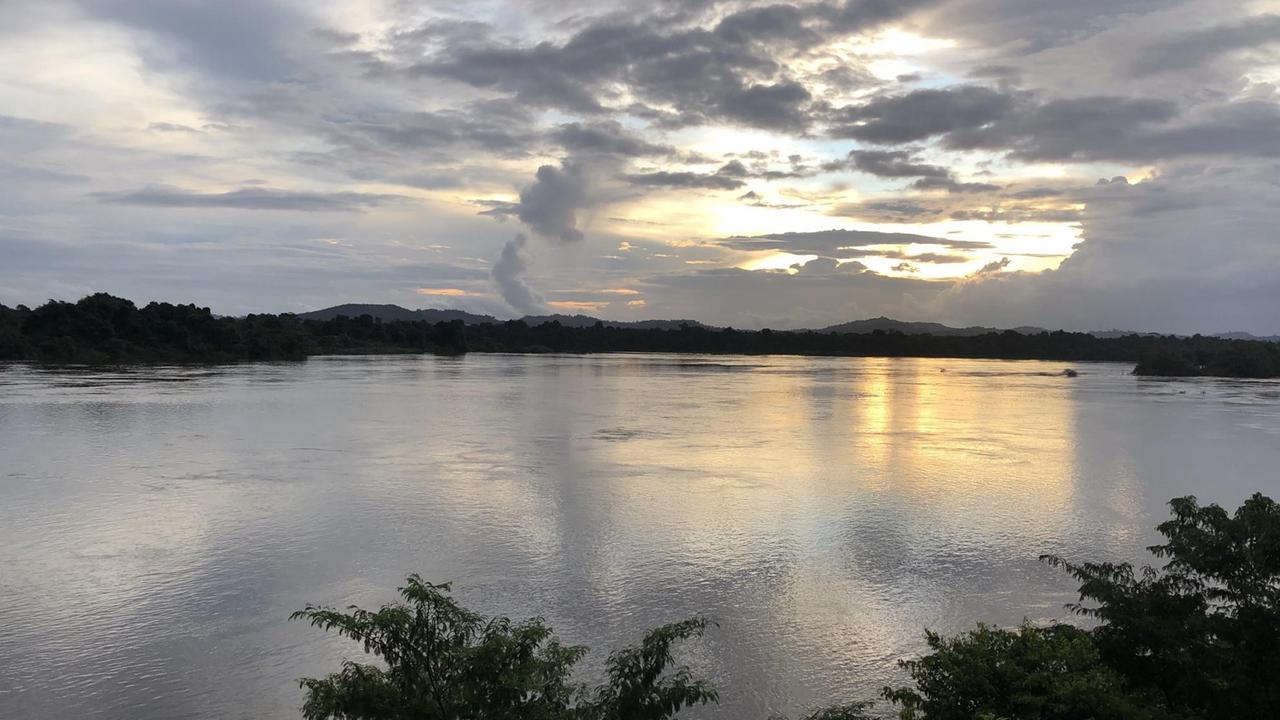Rio Xingú im Abendlicht - einer der größten Nebenflüsse des Amazonas. Rio Xingú im Abendlicht - einer der größten Nebenflüsse des Amazonas.