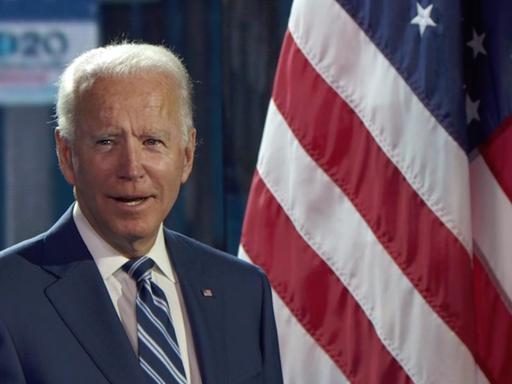 Präsidentschaftskandidat Joe Biden vor der US-amerikanischen Flagge