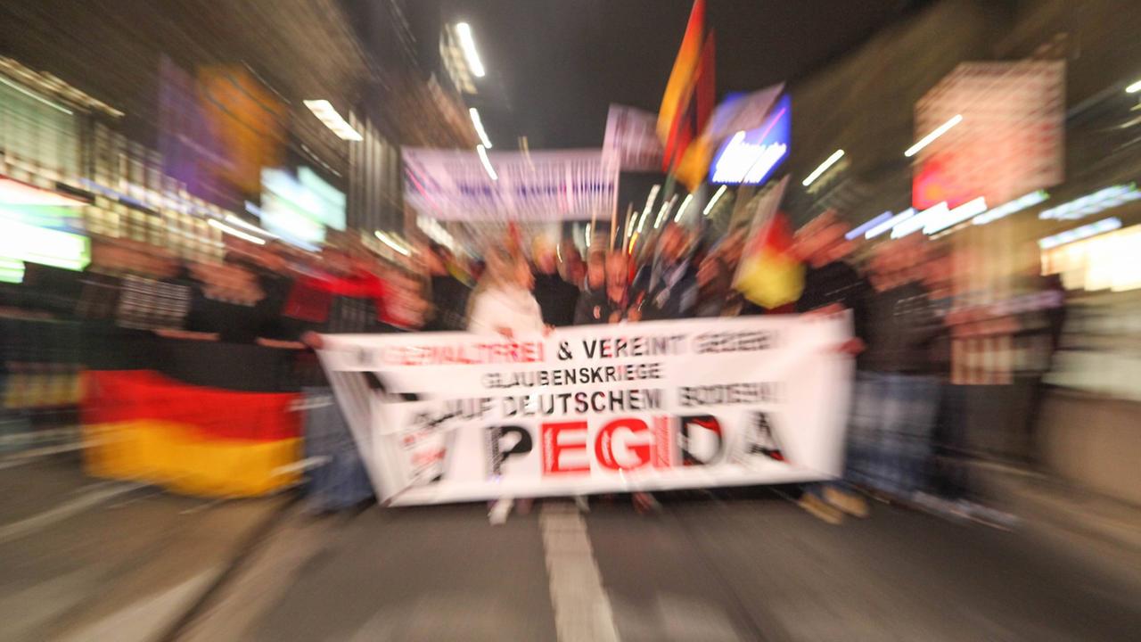 Die Pegida Demonstration in Dresden, Deutschland. Die Pegida Demonstration in Dresden, Deutschland.