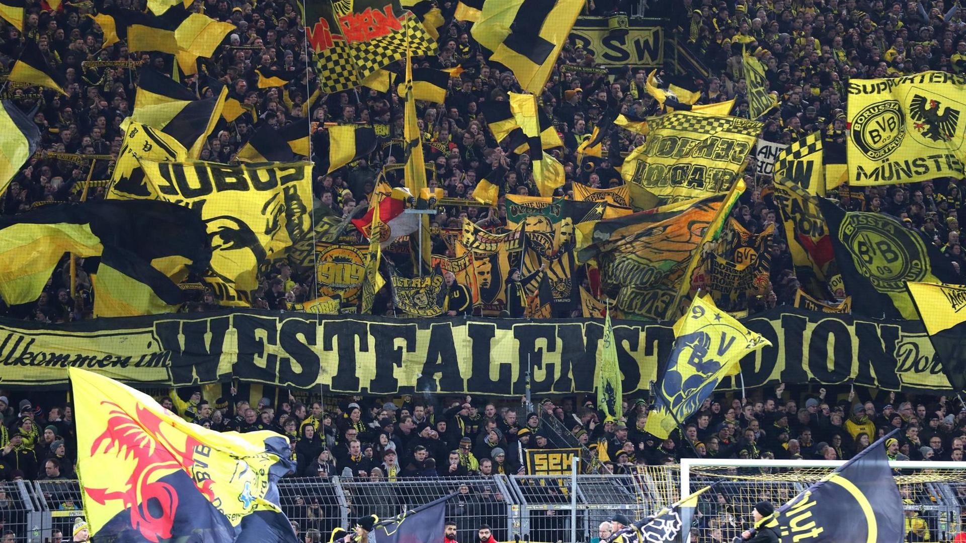 Die Fans von Borussia Dortmund unterstützen ihr Team auf der Südtribüne. Die Fans von Borussia Dortmund unterstützen ihr Team auf der Südtribüne.