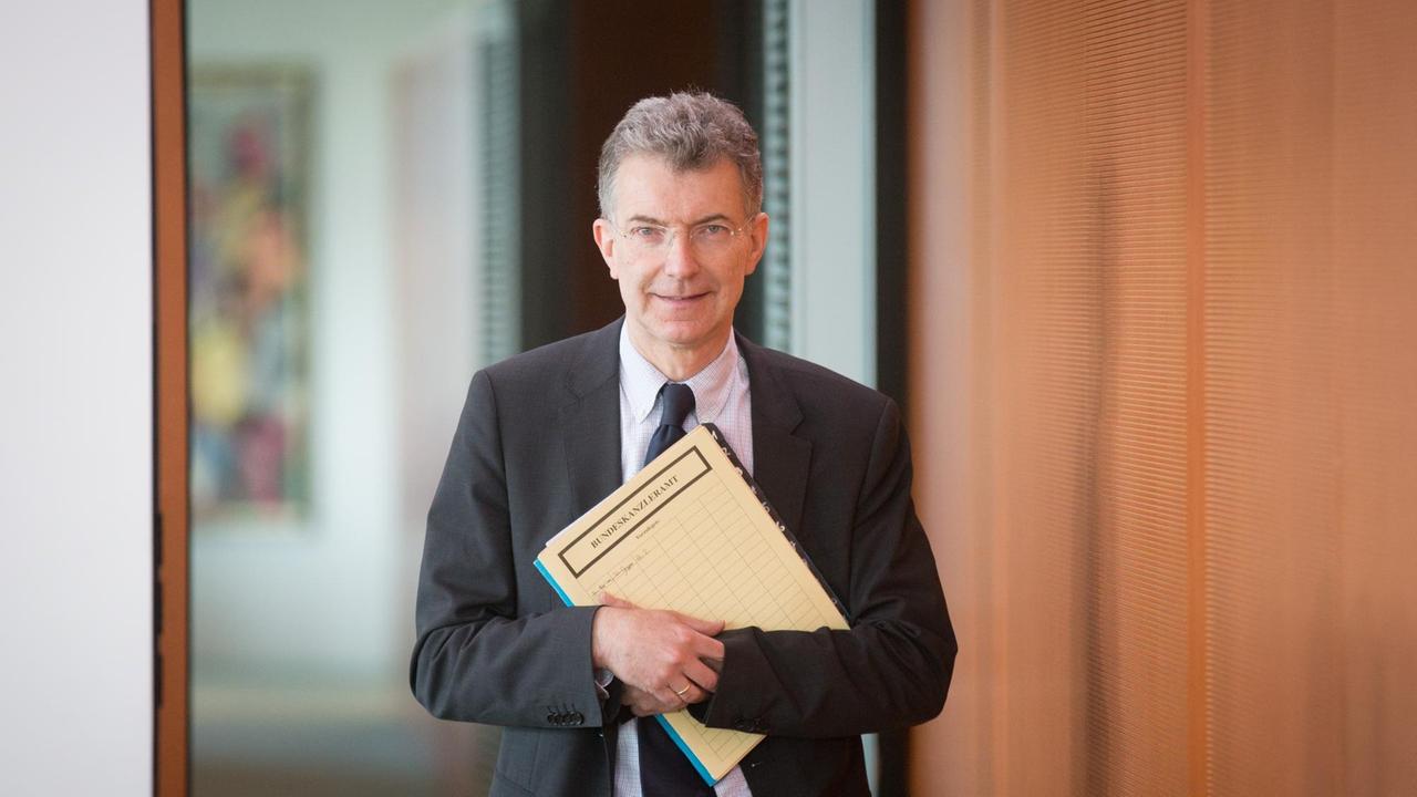 Christoph Heusgen, früher außenpolitischer Berater der Bundeskanzlerin, seit 2017 UN-Botschafter Deutschlands. Hier mit Akten in einem Büro. Christoph Heusgen, früher außenpolitischer Berater der Bundeskanzlerin, seit 2017 UN-Botschafter Deutschlands. Hier mit Akten in einem Büro.