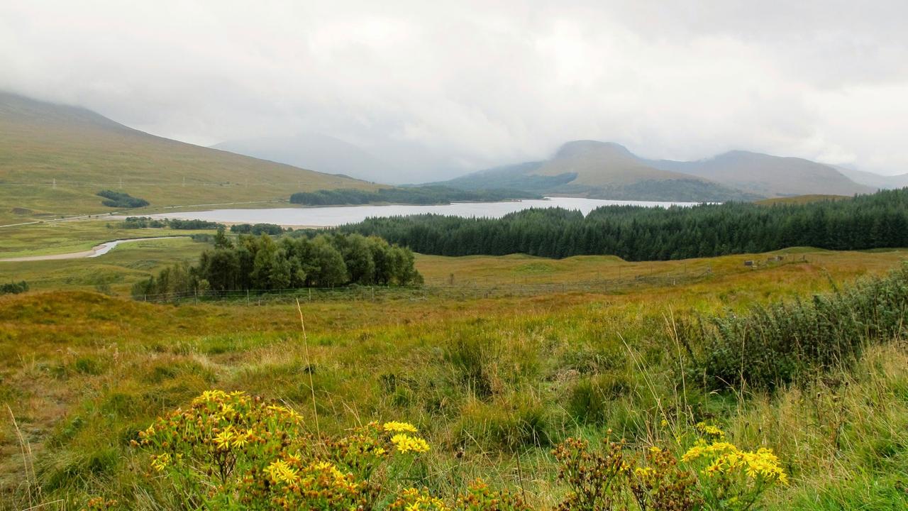 Blick ins Tal Glen Coe in den schottischen Highlands (Großbritannien), aufgenommen am 23.09.2014. Foto: Kathrin Deckart/dpa Blick ins Tal Glen Coe in den schottischen Highlands (Großbritannien), aufgenommen am 23.09.2014. Foto: Kathrin Deckart/dpa