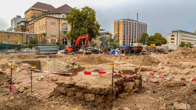 Inzwischen geschleifte Fundamentmauer der 1938 zerstörten Freiburger Synagoge, dahinter das Stadttheater, Oktober 2016.
