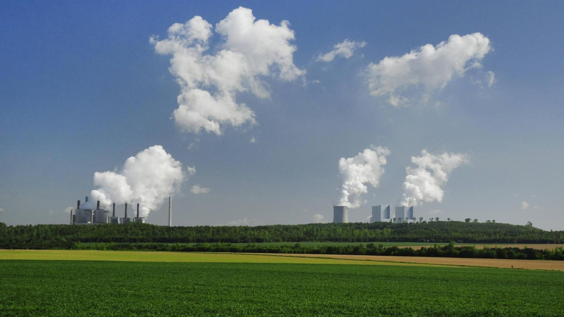 Feldlandschaft mit Kohlekraftwerk Feldlandschaft mit Kohlekraftwerk