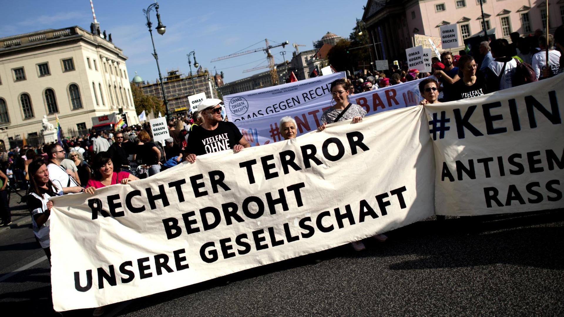 Auf einem Transparent ist zu lesen: "Rechter Terror bedroht unsere Gesellschaft"