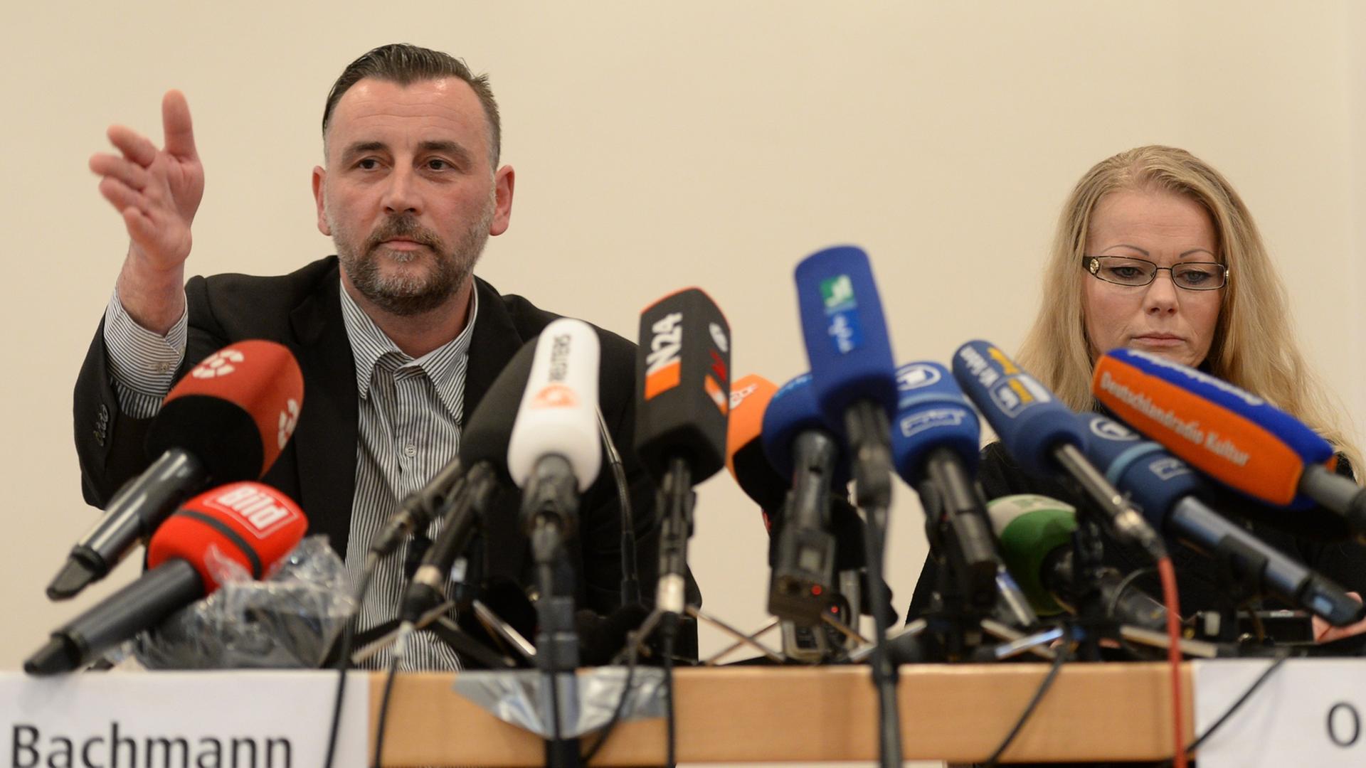 Die Mitbegründer der Dresdner Pegida-Bewegung, Lutz Bachmann und Kathrin Oertel, auf der Pressekonferenz in Dresden. Die Mitbegründer der Dresdner Pegida-Bewegung, Lutz Bachmann und Kathrin Oertel, auf der Pressekonferenz in Dresden.