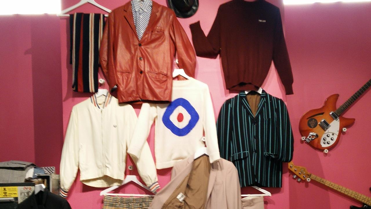 Ein Teil der Ausstellung "The Jam: About the young idea" zeigt Klamotten der Band. Ein Teil der Ausstellung "The Jam: About the young idea" zeigt Klamotten der Band.