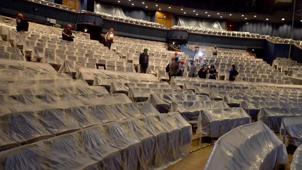 Plastikplanen sind über die Sitze im Zuschauersaal des Friedrichstadt-Palasts gezogen. Plastikplanen sind über die Sitze im Zuschauersaal des Friedrichstadt-Palasts gezogen.