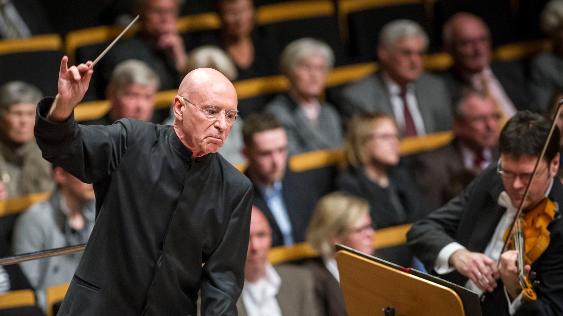 Christoph Eschenbach mit dem Taktstock vor dem NDR-Sinfonieorchester. Christoph Eschenbach mit dem Taktstock vor dem NDR-Sinfonieorchester.