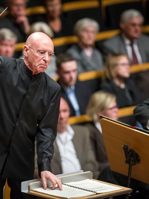 Christoph Eschenbach mit dem Taktstock vor dem NDR-Sinfonieorchester.