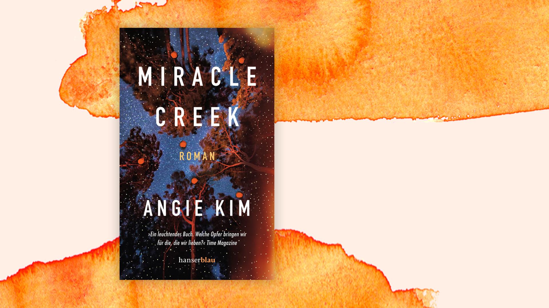Das Cover von Angie Kims "Miracle Creek" vor Deutschlandfunk Kultur Hintergrund.