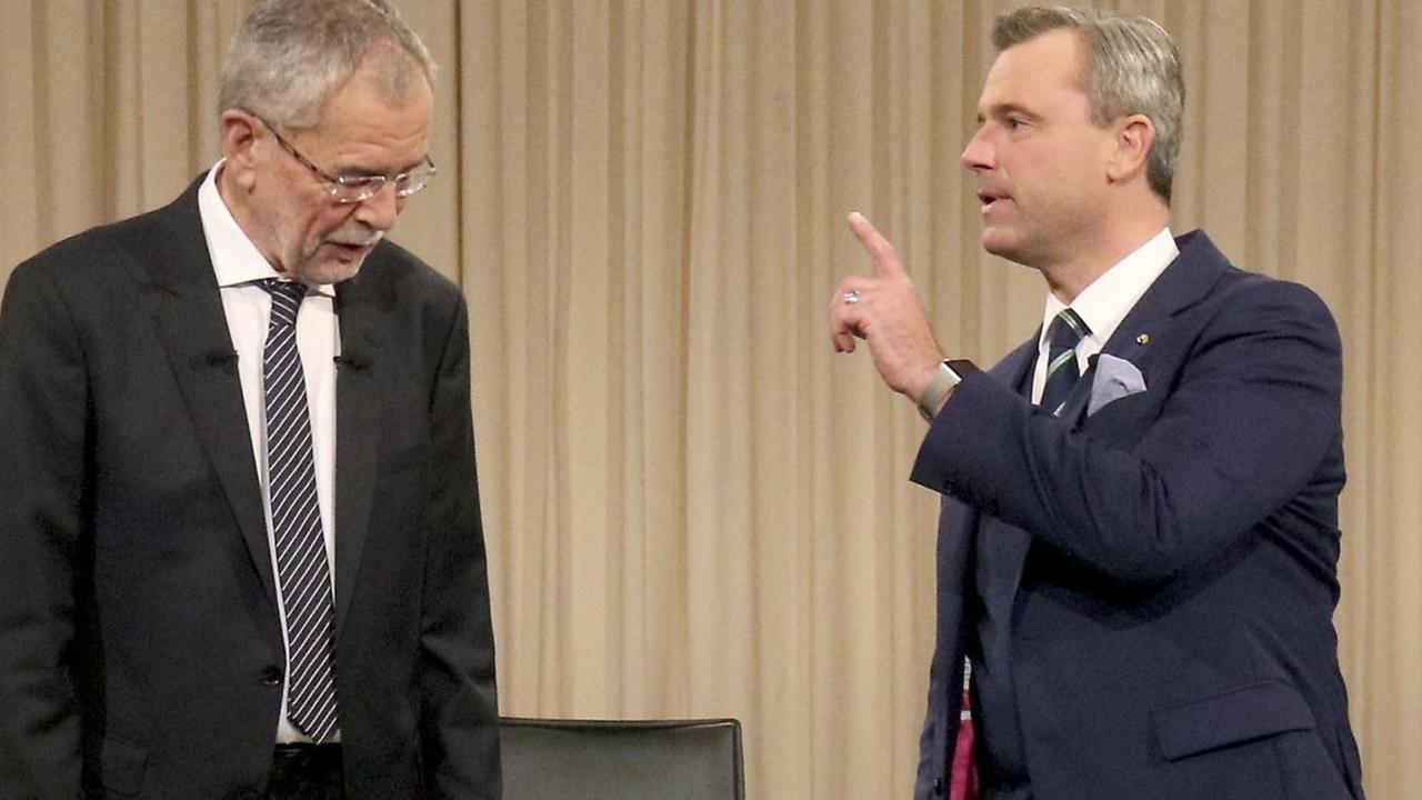 Norbert Hofer und Alexander Van der Bellen vor dem TV-Duell. Norbert Hofer und Alexander Van der Bellen vor dem TV-Duell.