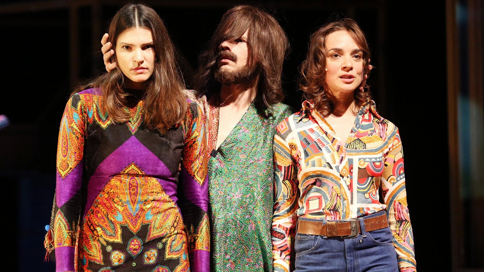 Die Schauspieler Alicia Aumüller (l-r), Jörg Pohl und Maja Schöne während der Probe des Stückes «Charles Manson: Summer of Hate - Das Musical» im Thalia Theater in Hamburg. Die Schauspieler Alicia Aumüller (l-r), Jörg Pohl und Maja Schöne während der Probe des Stückes «Charles Manson: Summer of Hate - Das Musical» im Thalia Theater in Hamburg.