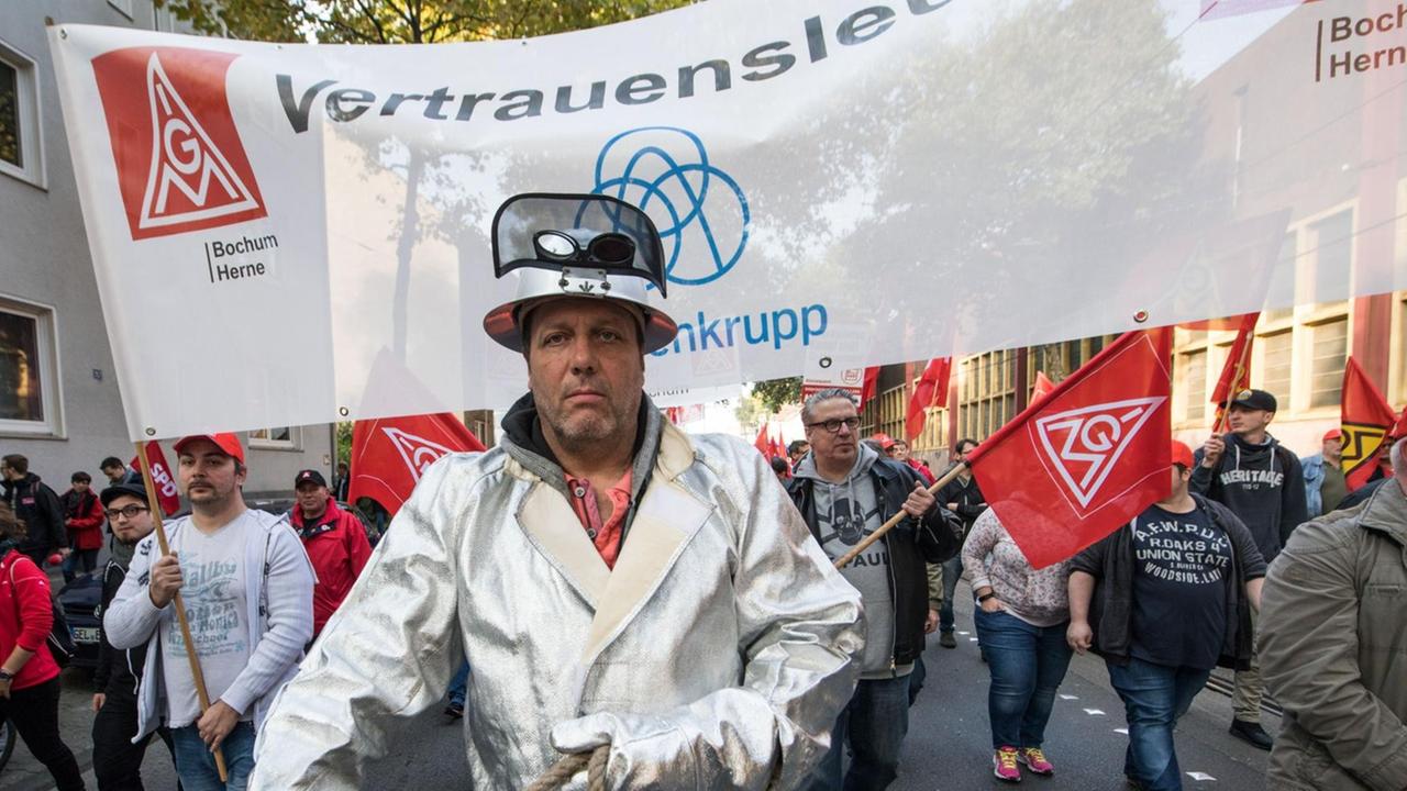 Ein Mitarbeiter Stahlkocher von Thyssenkrupp in arbeitskleidung bei der Kundgebung gegen die Stahlfusionspläne von Thyssenkrupp mit dem indischen Tata-Konzern in Bochum Ein Mitarbeiter Stahlkocher von Thyssenkrupp in arbeitskleidung bei der Kundgebung gegen die Stahlfusionspläne von Thyssenkrupp mit dem indischen Tata-Konzern in Bochum
