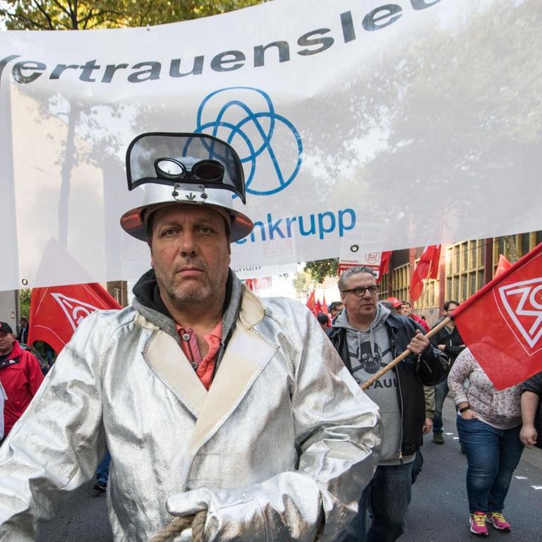 Ein Mitarbeiter Stahlkocher von Thyssenkrupp in arbeitskleidung bei der Kundgebung gegen die Stahlfusionspläne von Thyssenkrupp mit dem indischen Tata-Konzern in Bochum