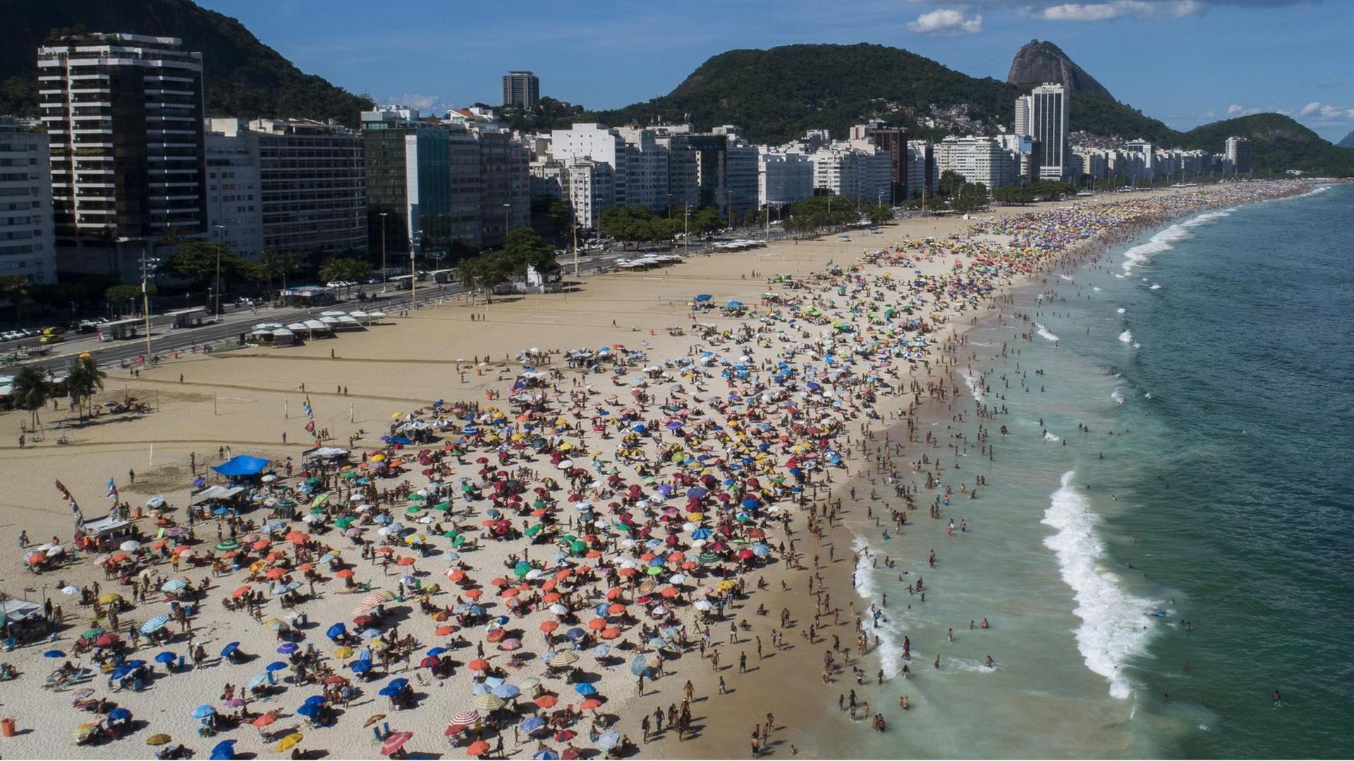 Rio de Janeiro, Brasilien: Menschen liegen in der Corona-Pandemie dicht an dicht am Strand von Copacabana. Rio de Janeiro, Brasilien: Menschen liegen in der Corona-Pandemie dicht an dicht am Strand von Copacabana.