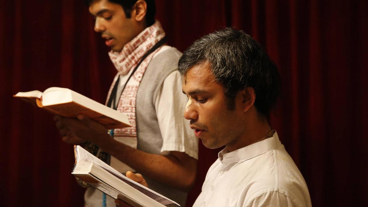 Zwei Männer mit der Bhagavadgita in der Hand, lesend. Zwei Männer mit der Bhagavadgita in der Hand, lesend.