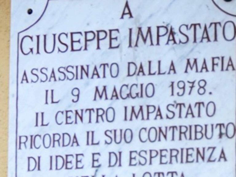 Ausschnitt der Gedenktafel für Giuseppe Impastato in Cinisi (Palermo), Italien.
