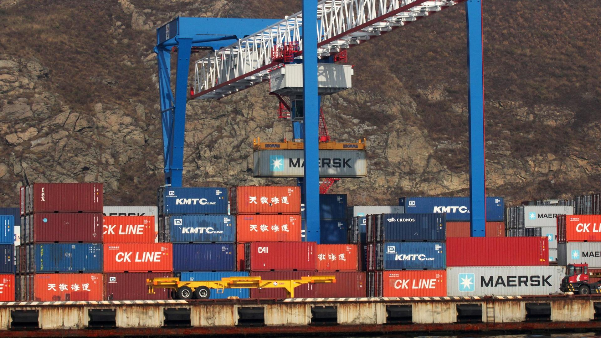 Container werden im Hafen von Wladiwostok verladen. Container werden im Hafen von Wladiwostok verladen.