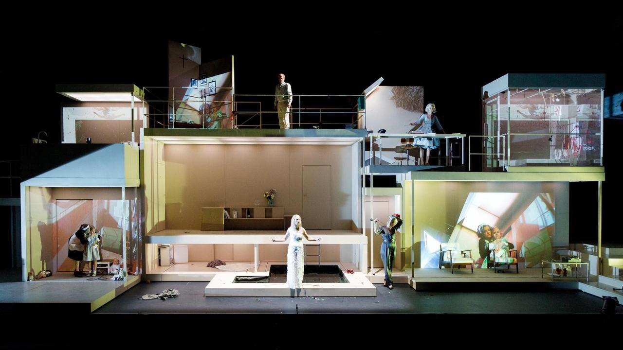 Das Bühnenbild von Henrik Ibsens "Nora, Hedda und ihre Schwestern" in einer Bearbeitung von Ulrike Syha am Staatstheater Karlsruhe.