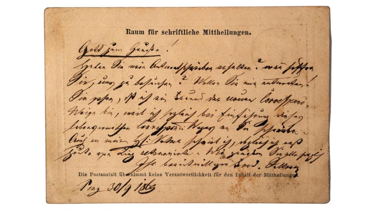 1865 schlug Heinrich von Stephan, Postreformer und Gründer des Reichspostmuseums – dem heutigen Museum für Kommunikation Berlin –,die Einführung eines offenen "Postblattes" alseinfache und kostengünstige Alternative zum Briefvor. Kritiker*innen äußerten jedoch ihre Besorgnisum das Briefgeheimnis, die Wahrung der gutenSitten und befürchteten sinkende Einnahmen. Am1.10.1869 führte die Post in Österreich-Ungarn die"Correspondenz-Karte" ein – und kam Deutschlandsomit zuvor. 1865 schlug Heinrich von Stephan, Postreformer und Gründer des Reichspostmuseums – dem heutigen Museum für Kommunikation Berlin –,die Einführung eines offenen "Postblattes" alseinfache und kostengünstige Alternative zum Briefvor. Kritiker*innen äußerten jedoch ihre Besorgnisum das Briefgeheimnis, die Wahrung der gutenSitten und befürchteten sinkende Einnahmen. Am1.10.1869 führte die Post in Österreich-Ungarn die"Correspondenz-Karte" ein – und kam Deutschlandsomit zuvor.