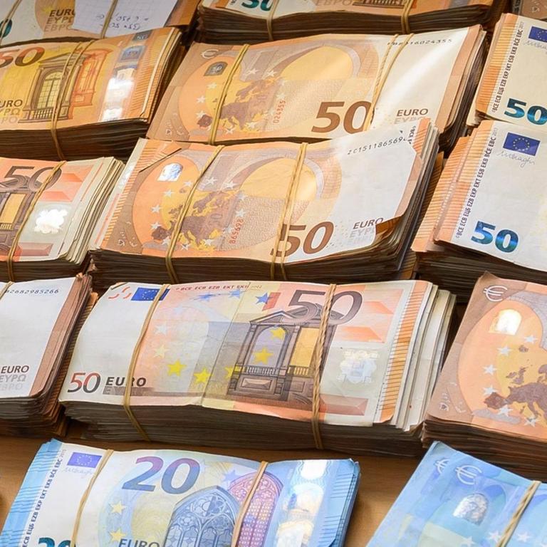 Beschlagnahmte Euro-Banknoten liegen bei einer Pressekonferenz auf einem Tisch.