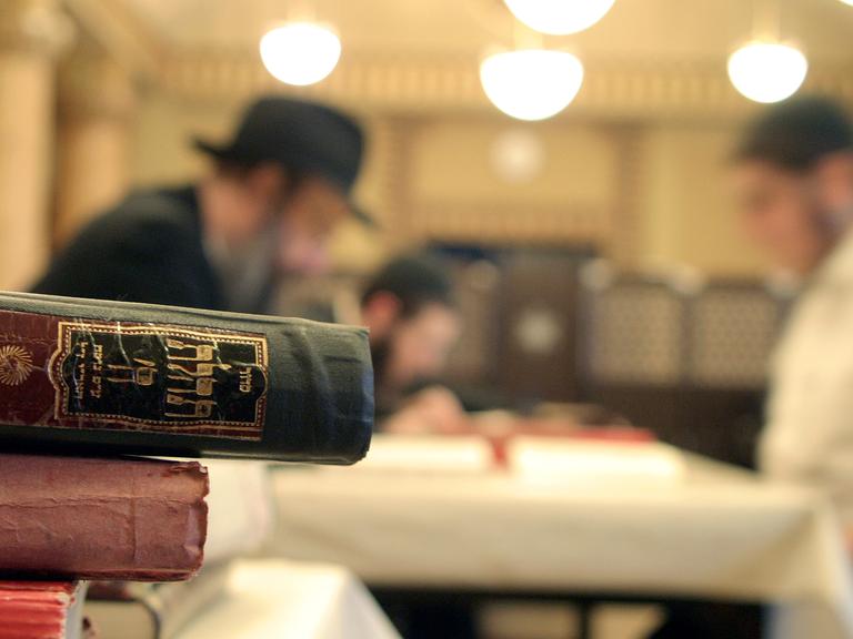 Ein Buch mit hebräischen Schriftzeichen in einer Talmud-Hochschule