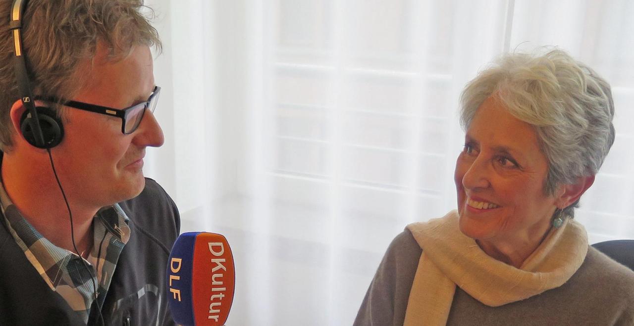 Carsten Beyer interviewt die US-amerikanische Folksängerin Joan Baez, Aufnahme vom 21. Mai 2015 Carsten Beyer interviewt die US-amerikanische Folksängerin Joan Baez, Aufnahme vom 21. Mai 2015