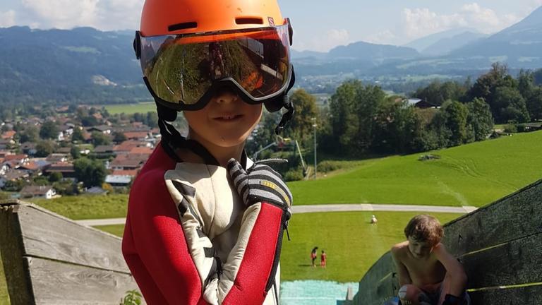 Porträt von Leopold Hinterberger mit Helm auf der Skisprungschanze. Porträt von Leopold Hinterberger mit Helm auf der Skisprungschanze.