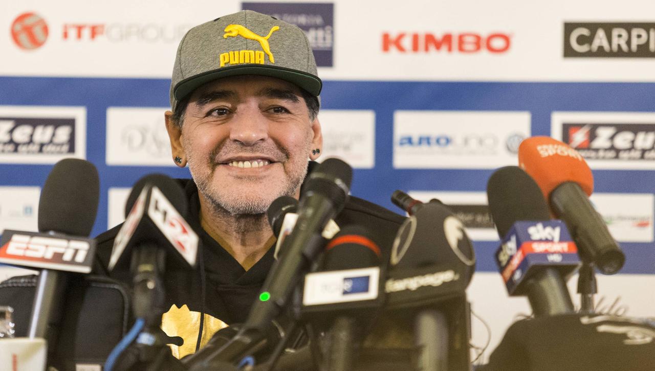 Diego Maradona bei einer Pressekonferenz in Neapel anlässlich der Show "3x10", die ihm zu Ehren im Opernhaus von Neapel stattfindet.