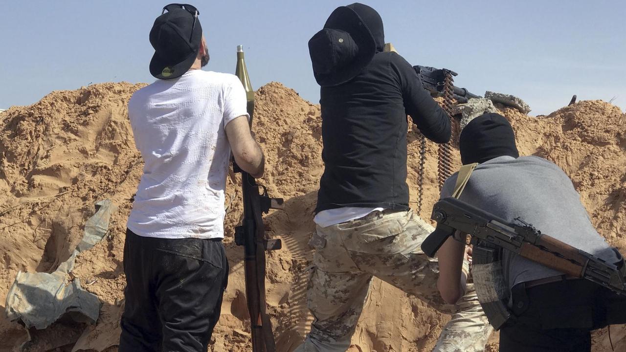 Kämpfer halten Waffen in den Händen Kämpfer halten Waffen in den Händen