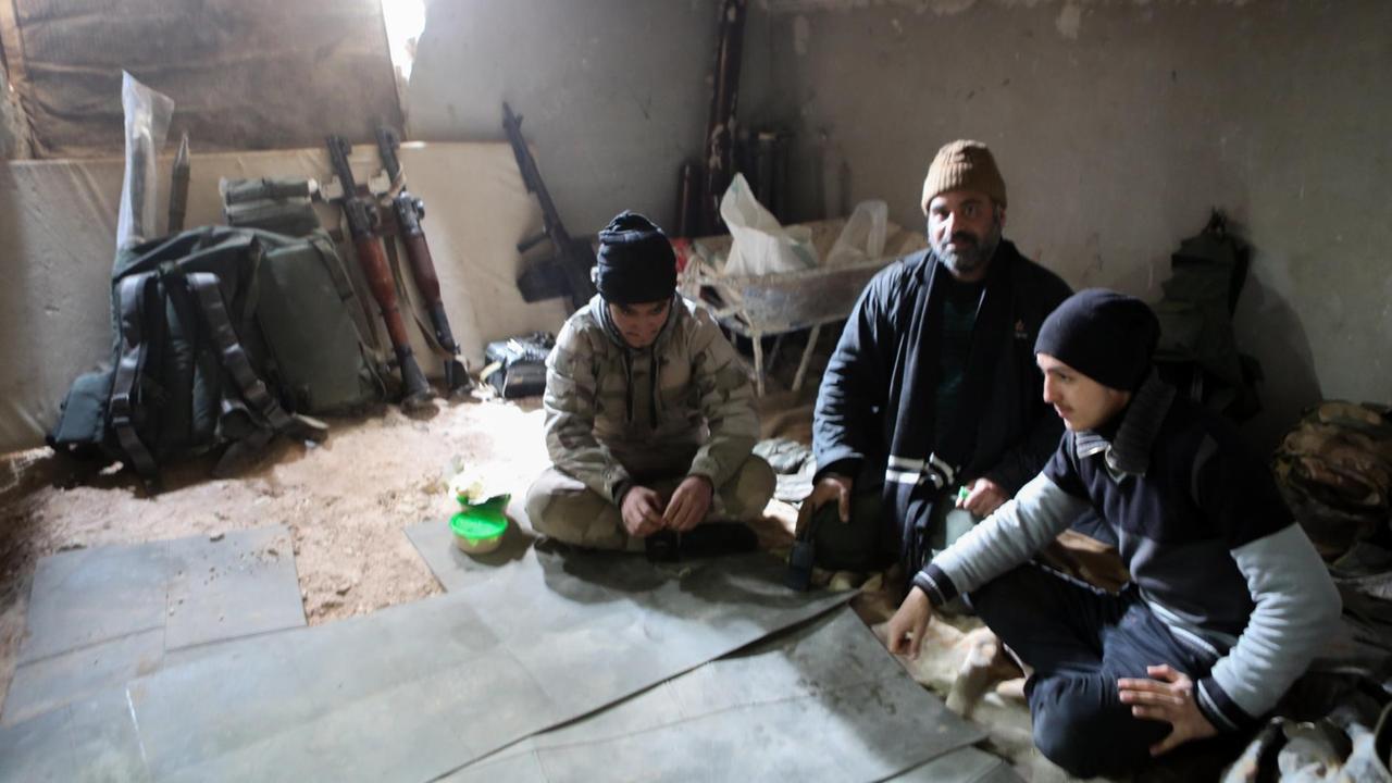 Das Foto zeigt Kämpfer der Rebellen nahe Aleppo, die Tunnel bauen, um sich auf einen Angriff der syrischen Streitkräfte vorzubereiten. Das Foto zeigt Kämpfer der Rebellen nahe Aleppo, die Tunnel bauen, um sich auf einen Angriff der syrischen Streitkräfte vorzubereiten.