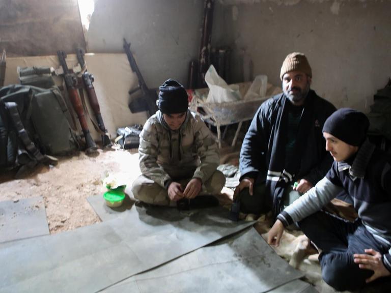 Das Foto zeigt Kämpfer der Rebellen nahe Aleppo, die Tunnel bauen, um sich auf einen Angriff der syrischen Streitkräfte vorzubereiten.