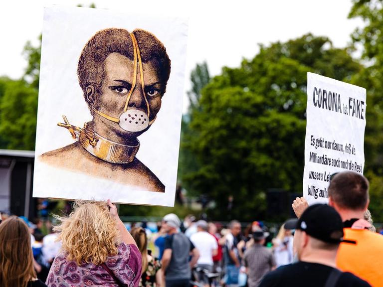 Demonstration gegen die Corona-Beschränkungen auf dem Canstatter Wasen in Stuttgart