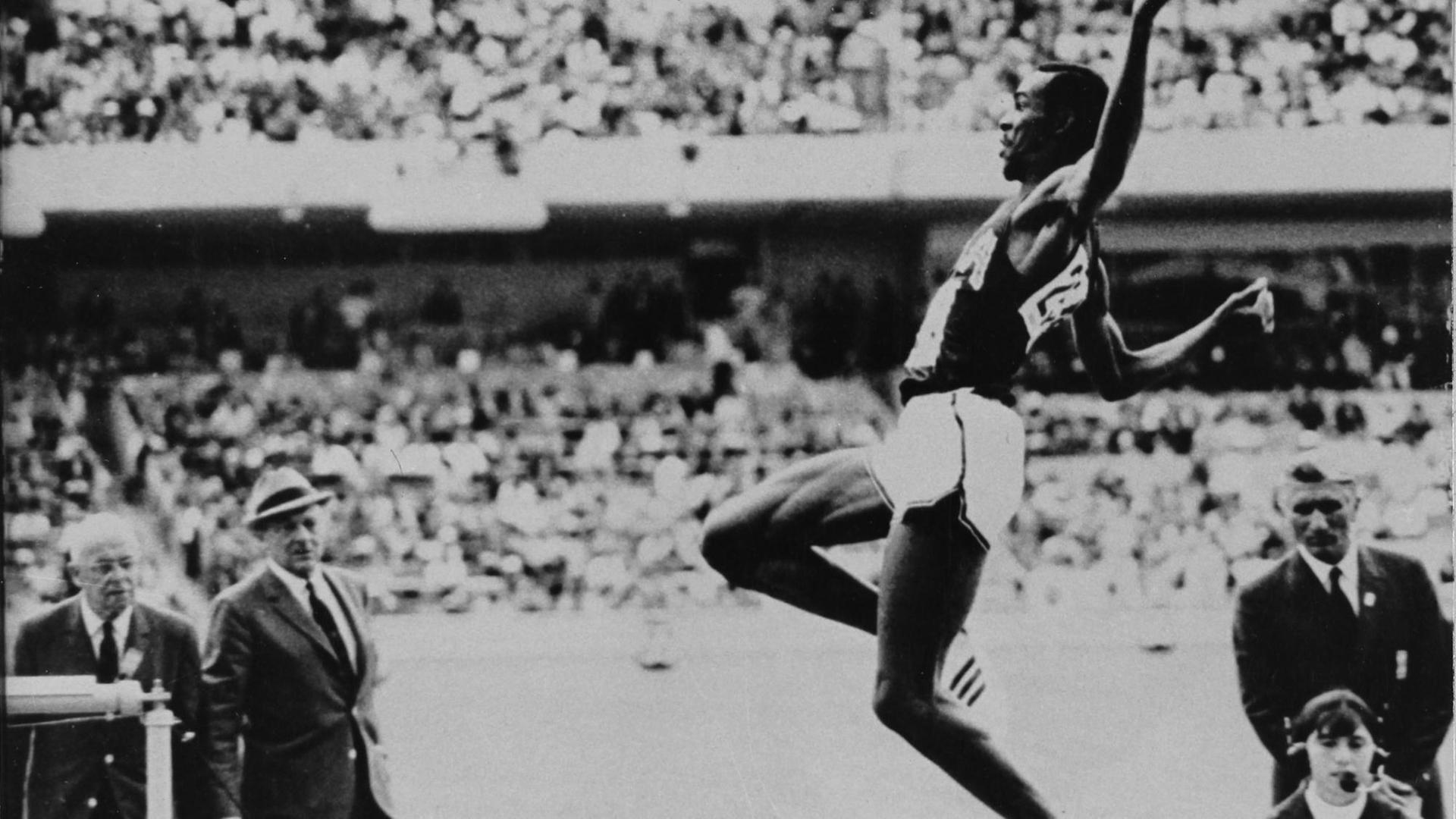 Bob Beamon bei seinem Weltrekord-Sprung am 18. Oktober 1968 bei den Olympischen Spielen in Mexiko City.
