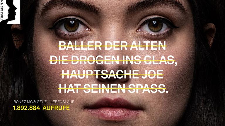 Das Gesicht einer Frau, auf dem durchgestrichen die Worte zu lesen sind: "Baller der Alten die Drogen ins Glas, Hauptsache Joe hat seinen Spaß." Das Gesicht einer Frau, auf dem durchgestrichen die Worte zu lesen sind: "Baller der Alten die Drogen ins Glas, Hauptsache Joe hat seinen Spaß."
