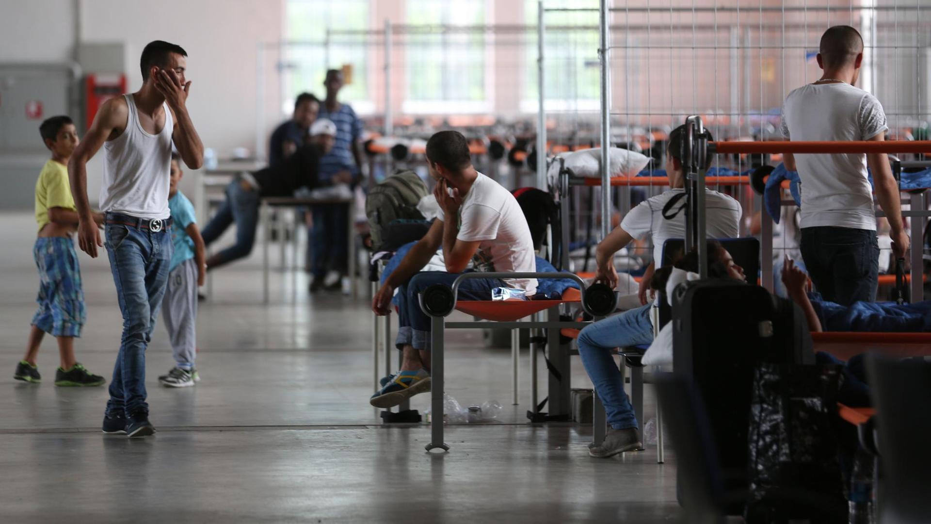 Flüchtlinge aus Albanien in der zur Flüchtlingsunterkunft umgebauten Alfred-Fischer-Halle in Hamm Flüchtlinge aus Albanien in der zur Flüchtlingsunterkunft umgebauten Alfred-Fischer-Halle in Hamm